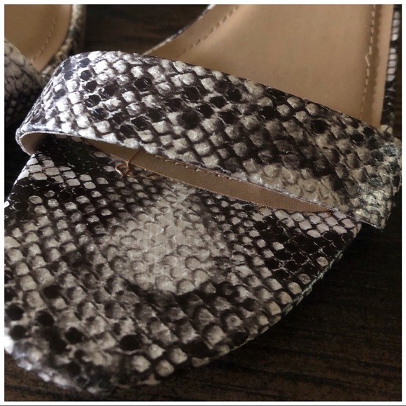 FAUX LEATHER BLOCK HEELED SANDALS - Picture 4 of 8